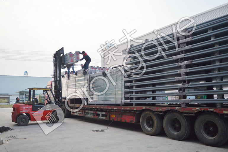 公交候車亭正在裝車